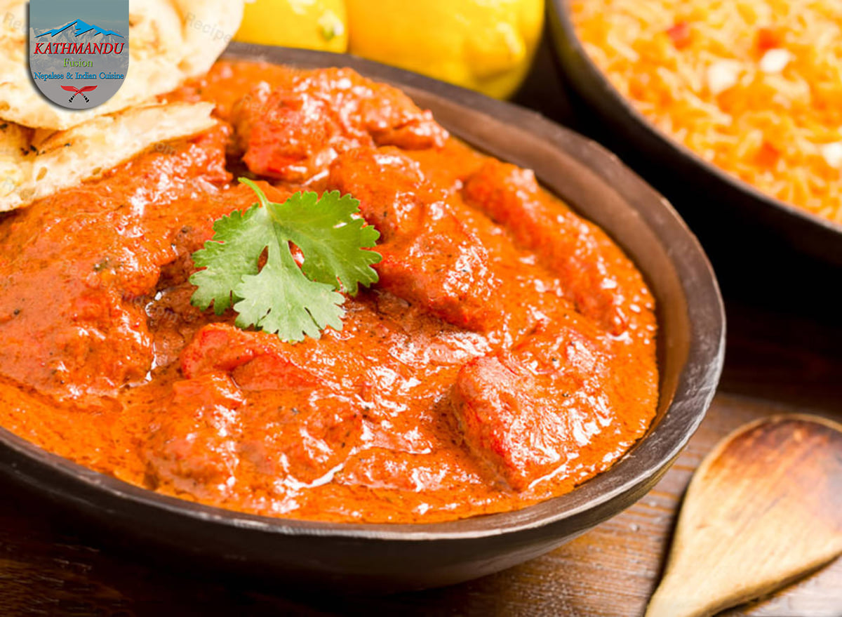 2 curry pots with a plate full of chicken tandoori served at Kathmandu Fusion Restaurant in Glasgow 